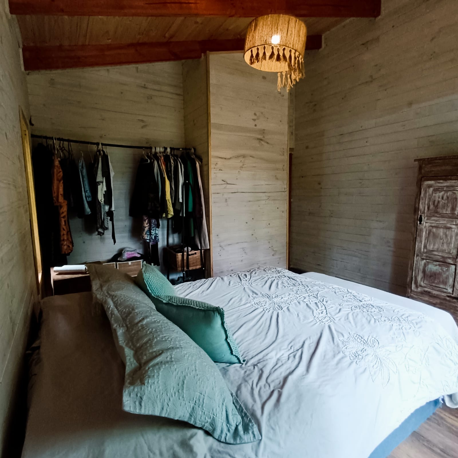 Dormitorio con closet